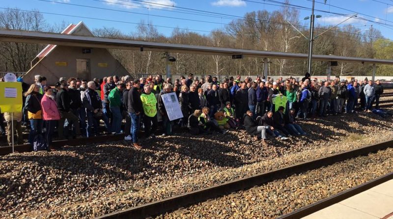 Employés d'Arjowiggins Papiers Couchés tentant de bloquer les TGV à Vendome