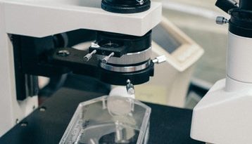 Un médecin dans un laboratoire