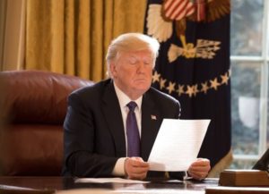 Donald Trump dans son bureau (Bureau Ovale) à la Maison Blanche