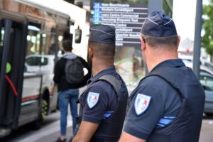 Des policiers français à une station de bus