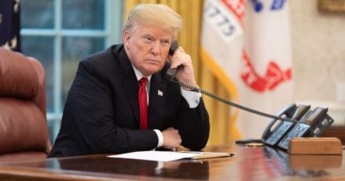 Donald Trump, téléphonant dans le Bureau Ovale, à la Maison Blanche, en novembre 2018