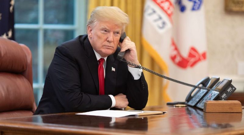 Donald Trump, téléphonant dans le Bureau Ovale, à la Maison Blanche, en novembre 2018