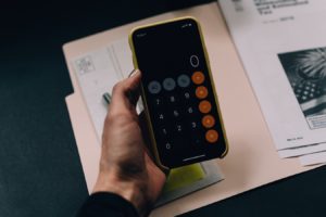 Une personne calculant ses impôts avec un smartphone