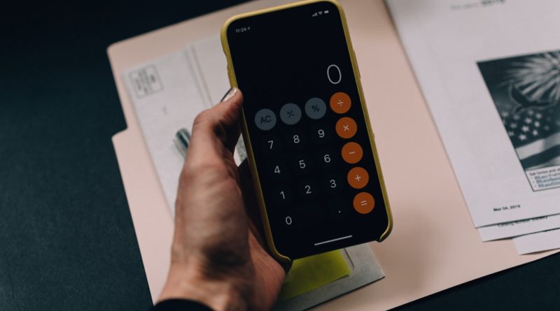 Une personne calculant ses impôts avec un smartphone