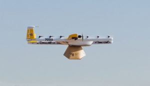 Le drone de Wing livrant un colis au premier foyer américain