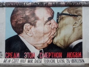 Le baiser du Mur de Berlin entre Brejnev (URSS) et Honecker (RDA)