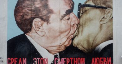 Le baiser du Mur de Berlin entre Brejnev (URSS) et Honecker (RDA)