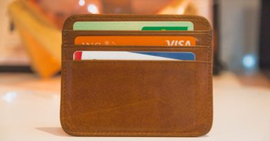 Portefeuille marron avec carte bancaire à l'intérieur.