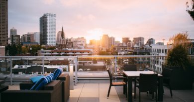 Ile-de-France : le marché immobilier de mai supérieur de 4% à l’activité moyenne de ce mois depuis 10 ans Au balcon d'un appartement avec une vue sur la ville.