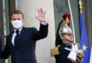 Emmanuel Macron salue devant le palais de l'Elysée.