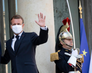 Emmanuel Macron salue devant le palais de l'Elysée.