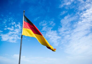 Un drapeau de l'Allemagne au vent.