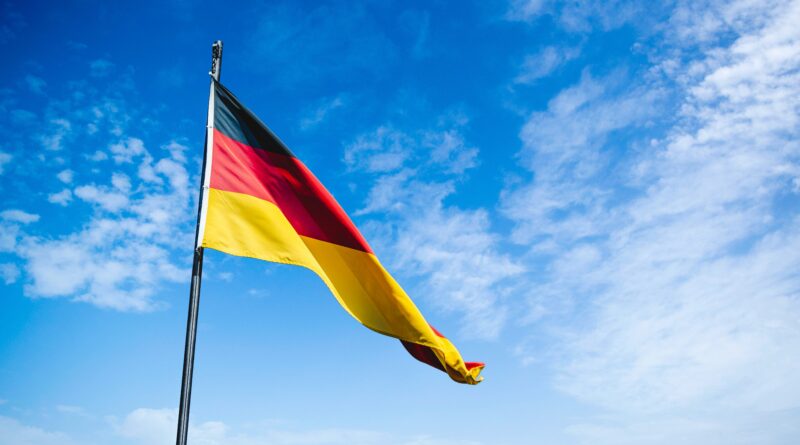 Un drapeau de l'Allemagne au vent.